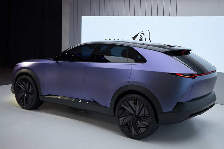 Trong số đó, có hệ truyền động mild hybrid 24V với máy xăng 4 xi-lanh, hút khí tự nhiên, dung tích 2.5L quen thuộc. Hệ truyền động này dự kiến cho công suất tối đa khoảng 139 mã lực và mô-men xoắn cực đại 238 Nm. Cũng theo các đại lý ở Đức, phiên bản hybrid và plug-in hybrid của Mazda CX-5 2026 sẽ được tung ra sau đó.