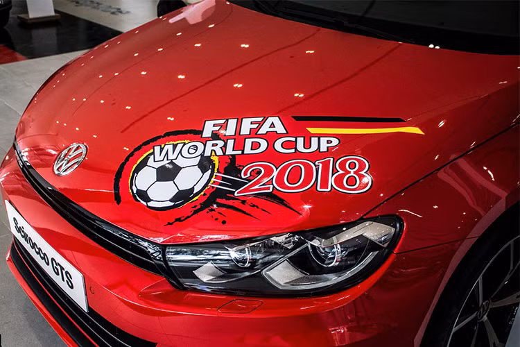 Ở bên trong nội thất, Scirocco GTS phiên bản nâng cấp 2018 có thiết kế không đổi so với trước khi nâng cấp giữa vòng đời. Tuy nhiên cabin của xe đã trở nên "sang" hơn khi được bọc trong da Vienna, hệ thống thông tin giải trí Composition Media với màn hình cảm ứng và kết nối điện thoại thông minh, điều hòa tự động 2 vùng độc lập...