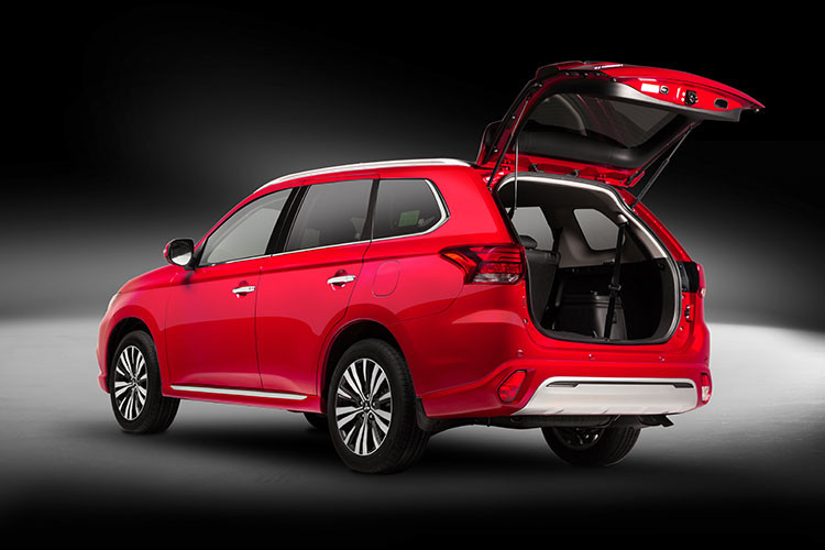 Điểm nhấn bên hông xe đến từ bộ mâm thiết kế mới. So với đời cũ, bộ mâm mới với các nan dọc cứng cáp tạo sự sang trọng và thanh lịch hơn. Kích thước mâm vẫn duy trì ở mức 18 inch.