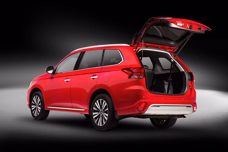 Điểm nhấn bên hông xe đến từ bộ mâm thiết kế mới. So với đời cũ, bộ mâm mới với các nan dọc cứng cáp tạo sự sang trọng và thanh lịch hơn. Kích thước mâm vẫn duy trì ở mức 18 inch.