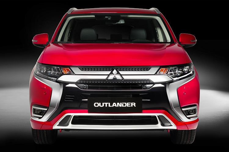 Giá xe Mitsubishi Outlander 2022 vẫn giữ nguyên ở mức 825 triệu và 950 triệu đồng lần lượt cho bản 2.0 CVT và 2.0 CVT Premium. Xe dự kiến được giao đến khách hàng từ đầu tháng 3. Các đối thủ trong phân khúc của xe tại Việt Nam sẽ là Honda CR-V (từ 998 triệu đến 1,138 tỷ đồng), Mazda CX-5 (từ 839 triệu đến 1,039 tỷ đồng)...