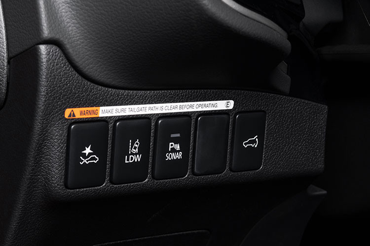 Gói công nghệ an toàn chủ động thông minh (Mitsubishi e-Assist) bao gồm: Cảnh báo lệch làn đường (LDW) hỗ trợ cảnh báo cho người lái khi xe bắt đầu di chuyển ra khỏi làn đường đang đi. Hệ thống đèn pha tự động (Auto High Beam). Hệ thống cảnh báo và giảm thiểu va chạm phía trước (FCM) giúp giảm mức độ nghiêm trọng và hạn chế tối đa khả năng xảy ra va chạm phía trước...