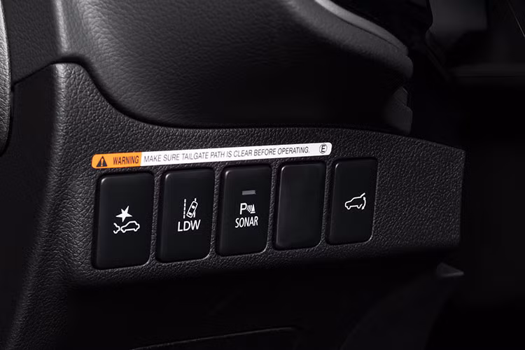 Gói công nghệ an toàn chủ động thông minh (Mitsubishi e-Assist) bao gồm: Cảnh báo lệch làn đường (LDW) hỗ trợ cảnh báo cho người lái khi xe bắt đầu di chuyển ra khỏi làn đường đang đi. Hệ thống đèn pha tự động (Auto High Beam). Hệ thống cảnh báo và giảm thiểu va chạm phía trước (FCM) giúp giảm mức độ nghiêm trọng và hạn chế tối đa khả năng xảy ra va chạm phía trước...