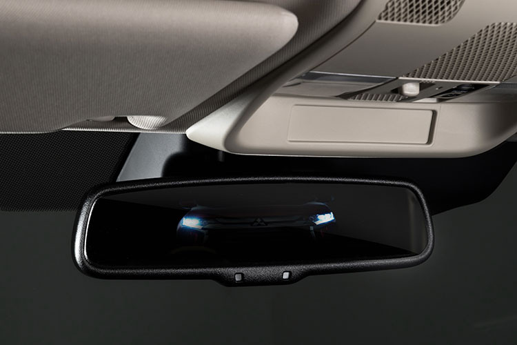 Mitsubishi Outlander 2022 được trang bị 7 túi khí cho cả hai phiên bản 2.0 CVT và 2.0 CVT Premium, đồng thời bổ sung nhiều tính năng an toàn chủ động thông minh tiên tiến nhằm gia tăng tối đa sự an toàn &amp; tiện nghi cho hành khách. Gương chiếu hậu trong xe chống chói tự động giúp hạn chế ánh sáng phản xạ từ gương hậu chiếu tới tài xế, ngăn ngừa hiện tượng chói mắt vì đèn pha của xe phía sau.