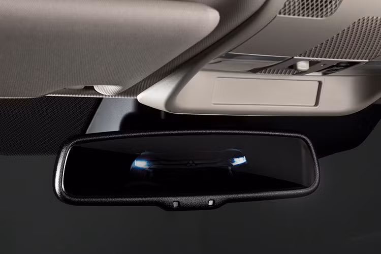 Mitsubishi Outlander 2022 được trang bị 7 túi khí cho cả hai phiên bản 2.0 CVT và 2.0 CVT Premium, đồng thời bổ sung nhiều tính năng an toàn chủ động thông minh tiên tiến nhằm gia tăng tối đa sự an toàn &amp; tiện nghi cho hành khách. Gương chiếu hậu trong xe chống chói tự động giúp hạn chế ánh sáng phản xạ từ gương hậu chiếu tới tài xế, ngăn ngừa hiện tượng chói mắt vì đèn pha của xe phía sau.