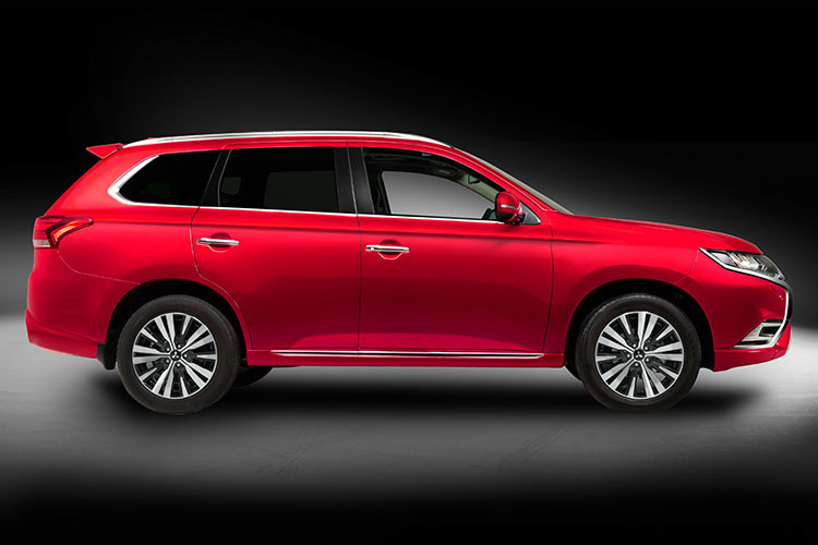 Mitsubishi Outlander 2022 bản nâng cấp giữa vòng đời nên những thay đổi trên mẫu xe này chỉ có thêm những điểm nhấn nhẹ nhàng bên ngoài lẫn bên trong. Thiết kế tổng thể của Outlander mới tiếp tục theo phong cách Dynamic Shield quen thuộc.