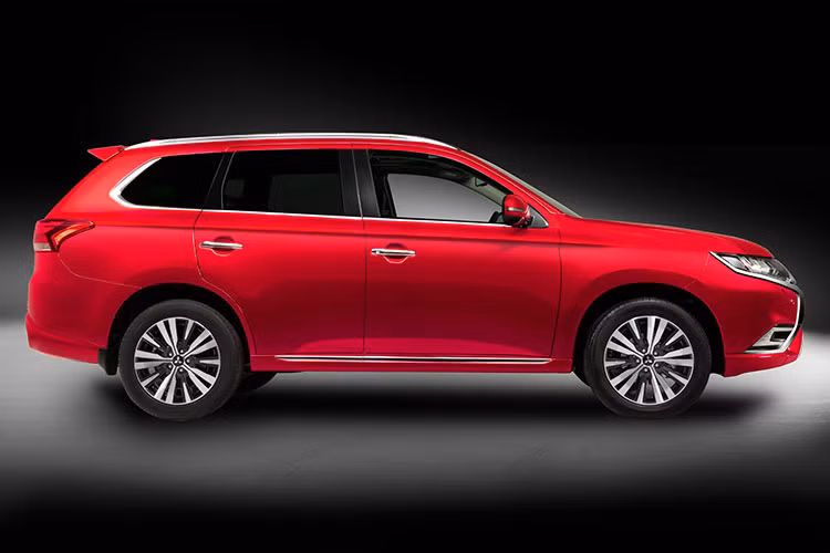 Mitsubishi Outlander 2022 bản nâng cấp giữa vòng đời nên những thay đổi trên mẫu xe này chỉ có thêm những điểm nhấn nhẹ nhàng bên ngoài lẫn bên trong. Thiết kế tổng thể của Outlander mới tiếp tục theo phong cách Dynamic Shield quen thuộc.