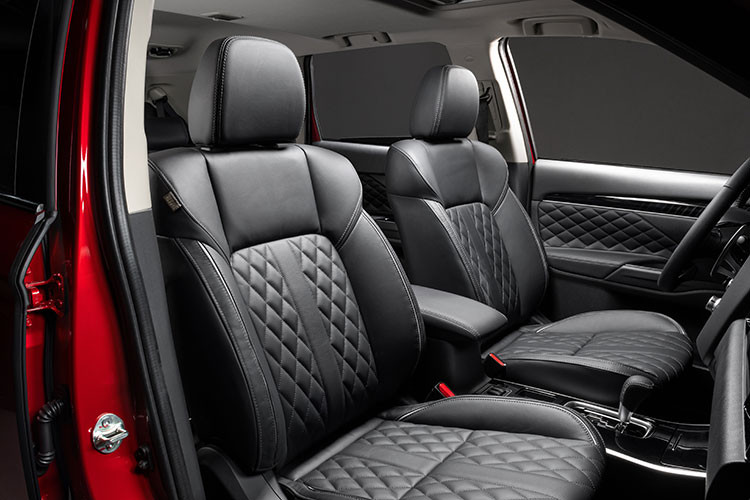 Ngoài ra, xe còn sở hữu hữu Hệ thống cảnh báo điểm mù (BSW) và hỗ trợ chuyển làn (LCA); Hệ thống cảnh báo phương tiện cắt ngang khi lùi xe (RCTA). Cảm biến trước giúp nhanh chóng nhận biết, dễ dàng xác định khoảng cách và hướng của vật cản phía trước.