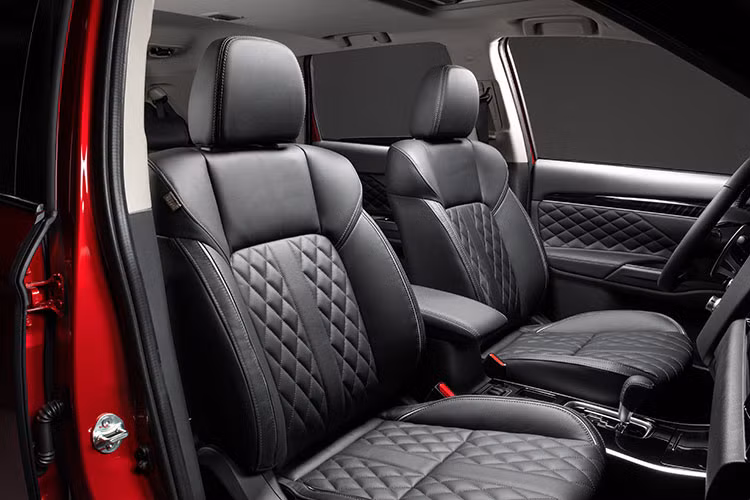 Ngoài ra, xe còn sở hữu hữu Hệ thống cảnh báo điểm mù (BSW) và hỗ trợ chuyển làn (LCA); Hệ thống cảnh báo phương tiện cắt ngang khi lùi xe (RCTA). Cảm biến trước giúp nhanh chóng nhận biết, dễ dàng xác định khoảng cách và hướng của vật cản phía trước.