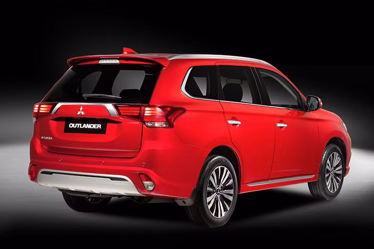 Phần cản trước được nâng cấp với 2 cảm biến hỗ trợ, viền đèn sương mù chuyển từ ốp nhựa đen sang kiểu mạ chrome. Phần viền chrome chạy dọc thân xe cũng được làm mỏng hơn và dời xuống phía dưới. 