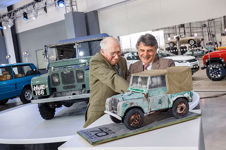Chiếc HUE - nguyên mẫu Land Rover đầu tiên, chiếc Range Rover hai cửa nguyên thủy và chiếc Discovery 7 chỗ cùng với các mẫu xe có số phận gắn liền với 7 thập kỷ phiêu lưu thám hiểm của thương hiệu sẽ được trưng bày tại Trung tâm Xe cổ Land Rover ở Coventry.