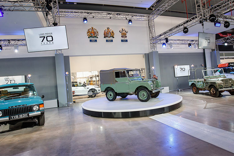 Những mẫu xe thời nay bao gồm chiếc xe đột phá phân khúc Range Rover Evoque và Range Rover Velar cũng sẽ được lên sóng khi Land Rover tri ân sự đồng hành của các ngôi sao, các chính trị gia và gia đình hoàng tộc trong suốt lịch sử của hãng.