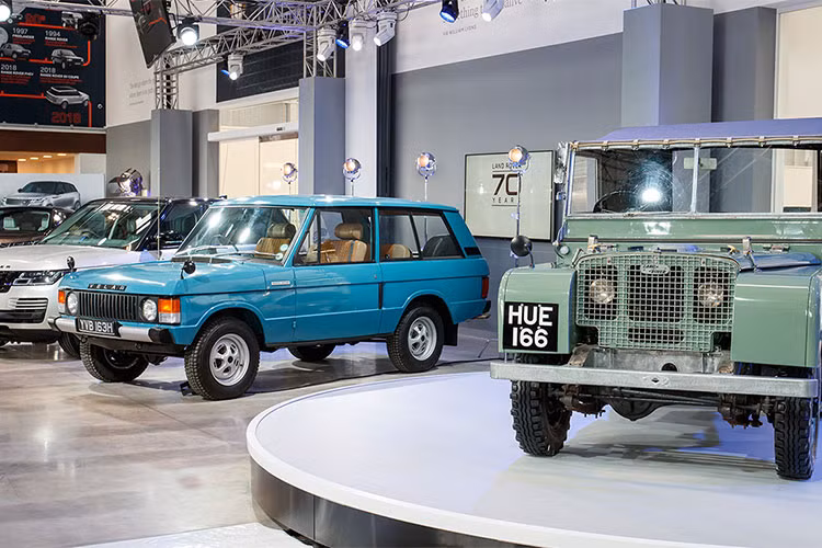 Ngày 30/4/2018 vừa qua, thương hiệu xe Anh Quốc Land Rover đã chính thức tròn 70 năm lịch sử. Và để đánh dấu cột mốc trọng đại này, thương hiệu ôtô Land Rover đã tiến hành thực hiện một sự kiện trực tuyến toàn cầu nhìn lại những mẫu xe địa hình 4x4 được cả thế giới ưa chuộng.