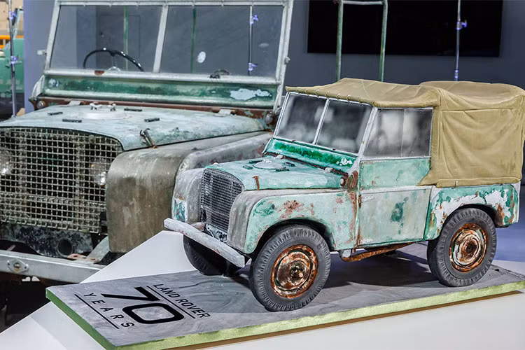 Theo Giáo sư Tiến sỹ Ralf Speth, CEO của Jaguar Land Rover cho biết: “Land Rover ra đời bằng sự kiện ra mắt một mẫu xe. Ngày nay sự tồn tại của gia đình SUV phong phú này là minh chứng cho tinh thần tiên phong sáng tạo và cải tiến mạnh mẽ đã trở thành phẩm chất đặc trưng Land Rover suốt 7 thập kỷ qua."