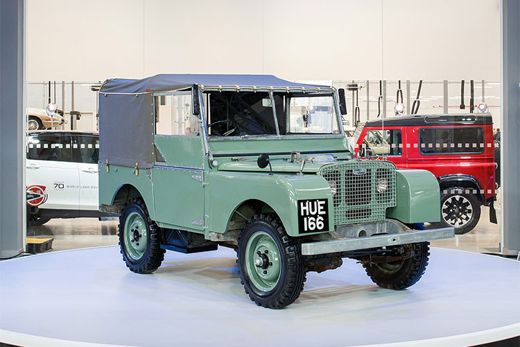 Chương trình phát sóng trực tuyến với nội dung chính về những phiên bản xe và các cá nhân tiêu biểu đã góp phần tạo ra và lái các mẫu xe Land Rover rong ruổi suốt 7 thập kỷ phiêu lưu, tham gia các hoạt động cứu trợ nhân đạo, các hành trình văn hóa và chinh phục khắp thế giới.