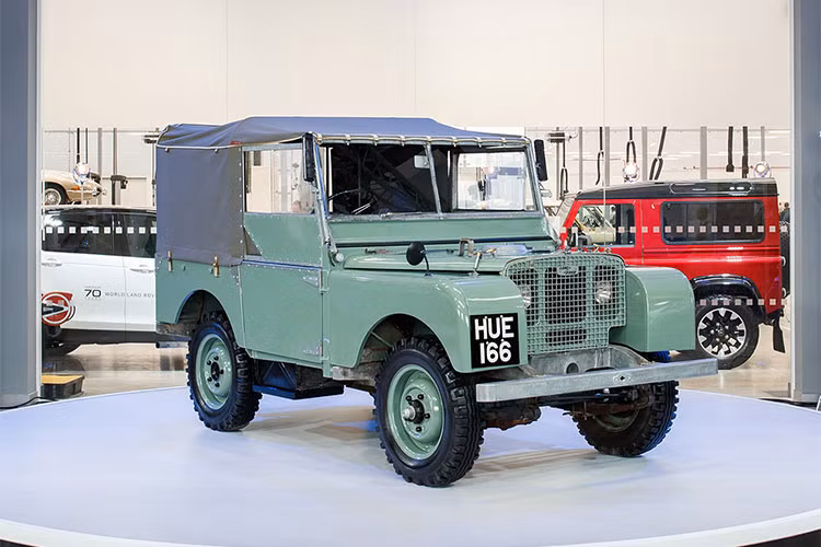 Chương trình phát sóng trực tuyến với nội dung chính về những phiên bản xe và các cá nhân tiêu biểu đã góp phần tạo ra và lái các mẫu xe Land Rover rong ruổi suốt 7 thập kỷ phiêu lưu, tham gia các hoạt động cứu trợ nhân đạo, các hành trình văn hóa và chinh phục khắp thế giới.