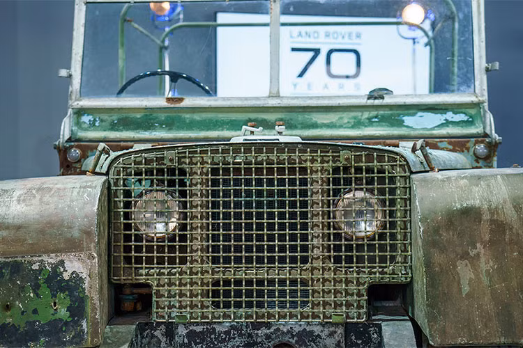 Land Rover không chỉ là những chiếc xe địa hình mạnh mẽ. Đây là một thương hiệu mang tính kết nối cao, kết nối mọi người qua lòng đam mê phiêu lưu, đam mê làm nhiều điều hơn cho thế giới. Từ các nhân viên tập đoàn cho đến khách hàng hay những nhà hoạt động, tất cả trở thành một gia đình và điều đó tạo nên sự khác biệt cho Land Rover.