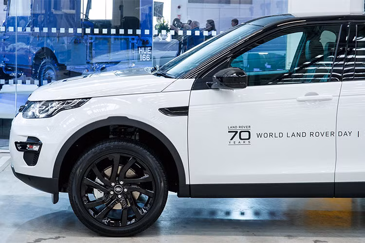 Chương trình cũng đã điểm lại lịch sử câu chuyện thương hiệu Land Rover ra đời như một mẫu xe thực tế hữu dụng vào giai đoạn cuối chiến tranh thế giới lần thứ 2 và nhanh chóng trở thành mẫu xe 4x4 được cả thế giới yêu thích với hơn 7 triệu chiếc đã được bán ra.