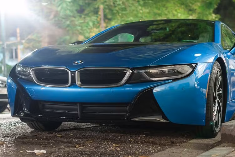 Điều bất ngờ và gây sốc là chiếc BMW i8 màu độc này lại thuộc quyền sở hữu của một thiếu gia mới 18 tuổi, đang học cấp 3 tại Hà Nội. Ngay sau khi lộ thông tin, thậm chí thiếu gia này đã đăng ảnh chiếc xe cùng status trên mạng xã hội "khoe" rằng mình chính là chủ nhân.