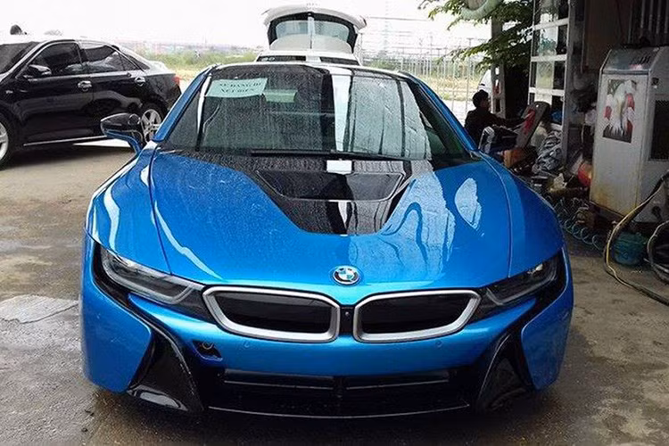 Sau tai nạn gây xôn xao trong và ngoài nước vào hồi tháng 9/2015, vào đầu tháng 1/2016 chiếc siêu xe BMW i8 màu xanh ngọc của thiếu gia u18 Hà Nội lại tái xuất hiện sau gần 4 tháng "nằm viện đại tu lại nhan sắc". Nó xuất hiện với một diện mạo như lúc "đập thùng".