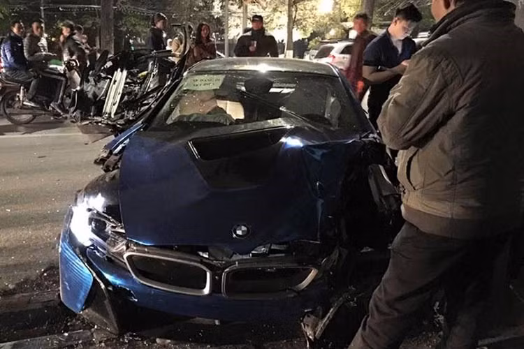 Bất ngờ hơn, chỉ sau vài tuần (cũng giống như lúc mới đập thùng về Hà Nội) - vào rạng sáng 5/2, siêu xe này lại gặp tai nạn "nát đầu". Đáng nói đây là lần tai nạn thứ 2 và đặc biệt là nó nghiệm trọng hơn gấp nhiều lần so với lần thứ nhất khi thaan xe cùng nhiều chi tiết tan nát.