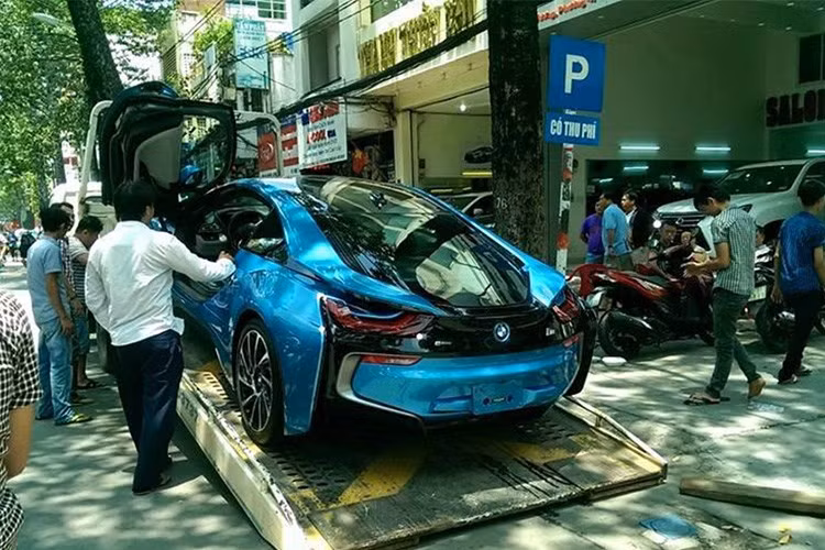 Khoảng đầu tháng 9/2015, chiếc siêu xe BMW i8 màu xanh ngọc độc nhất Việt Nam đã được đặt hàng và chuyển từ TP HCM về Hà Nội. Ở thời điểm đó, nó đã gây xôn xao cộng đồng mạng khi là chiếc BMW i8 thứ hai xuất hiện tại miền Bắc sau hơn 10 chiếc có mặt tại Việt Nam.
