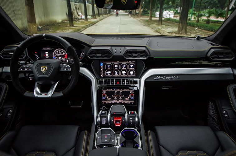 Bên trong khoang lái chiếc SUV Lamborghini Urus này sở hữu các chi tiết bọc da màu đen, điểm nhấn có thể kể đến các đường chỉ may màu vàng "tông xuyệt tông" ở ngoại thất. Xe cũng được trang bị nhiều công nghệ giải trí hiện đại nhất như kết nối Apple CarPlay và Android Auto, loa Bang &amp; Olufsen với công suất 1.700 W...
