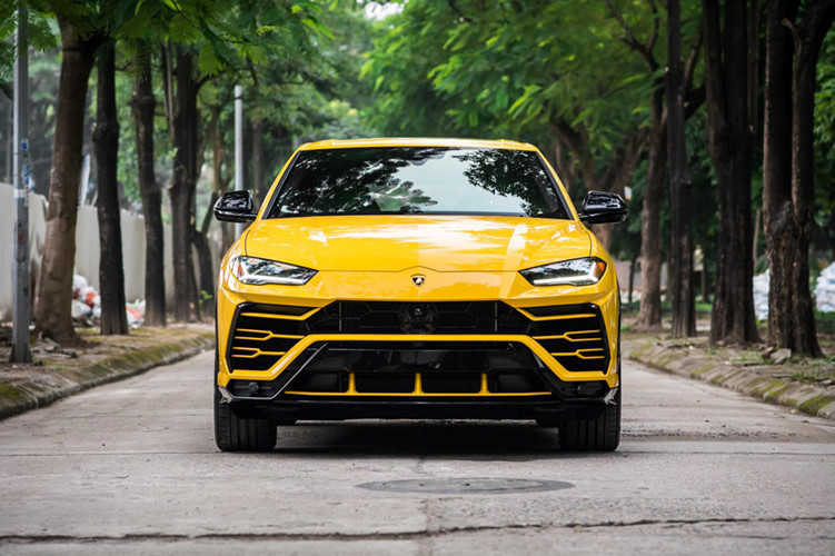 Ngoại thất siêu SUV Lamborghini Urus thứ 3 tại Việt Nam mang màu sơn vàng khá nổi bật, 2 chiếc trước đó về nước mang màu trắng thuộc sở hữu của Minh "Nhựa" và chiếc Lamborghini Urus màu xám được vận chuyển đến Nha Trang. Các chi tiết ngoại thất xe không có nhiều khác biệt.
