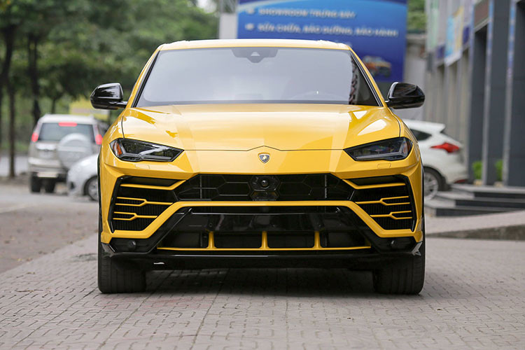 Chiếc Lamborghini Urus màu vàng trong bài viết là một trong những chiếc Urus đầu tiên về Việt Nam với các trang bị tương đối đầy đủ, giá bán được công bố ở một đại lý xe tư nhân Hà Nội là khoảng 20 tỷ đồng. Được biết giá lăn bánh của Urus chính hãng tại Việt Nam khoảng gần 30 tỷ đồng.