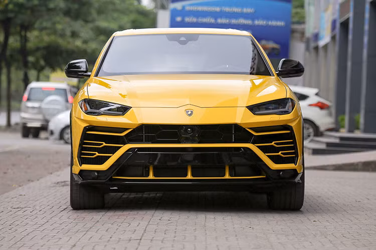 Chiếc Lamborghini Urus màu vàng trong bài viết là một trong những chiếc Urus đầu tiên về Việt Nam với các trang bị tương đối đầy đủ, giá bán được công bố ở một đại lý xe tư nhân Hà Nội là khoảng 20 tỷ đồng. Được biết giá lăn bánh của Urus chính hãng tại Việt Nam khoảng gần 30 tỷ đồng.