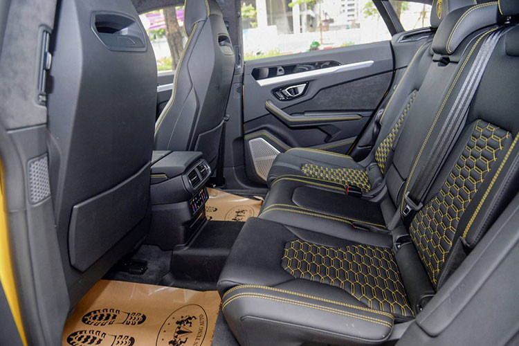 Siêu SUV Lamborghini Urus được trang bị động cơ xăng V8, tăng áp kép, dung tích 4.0 lít, cho công suất tối đa 650 mã lực và mô-men xoắn cực đại 850 Nm. Động cơ kết hợp cùng hộp số tự động 8 cấp và hệ dẫn động 4 bánh giúp Lamborghini Urus có thể tăng tốc từ 0-100 km/h trong 3,6 giây trước khi đạt vận tốc tối đa 305 km/h.