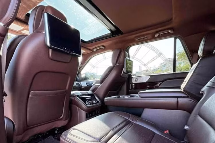 Các trang bị công nghệ an toàn trên mẫu xe SUV hạng sang cỡ lớn Lincoln Navigator Black Label L này bao gồm; camera 360 độ, hiển thị thông tin trên kính lái HUD, hỗ trợ cảnh báo điểm mù, chiếu sáng thích ứng trong đêm, cảnh báo va chạm phía trước...