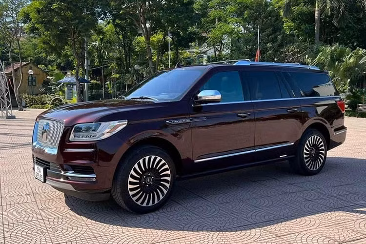 Dòng xe SUV cỡ lớn Lincoln Navigator hạng sang từng nở rộ trào lưu mua sắm của các đại gia Việt trong 2 năm là 2018 và 2019 cũng như nửa năm 2020. Đến nay, thông tin chúng tôi có được đã xuất hiện trên 35 chiếc xe Lincoln Navigator thế hệ thứ 4.