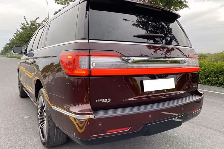 Nhìn bên ngoài Lincoln Navigator Black Label L đeo biển tứ quý 9 của tỉnh Phú Thọ đã thấy sự hầm hố khi xe có kích thước tổng thể bao gồm chiều dài 5.636 mm, chiều cao 1.932 mm và chiều rộng 2.382 mm. Chiều dài cơ sở của xe lên tới 3.342 mm. Mẫu SUV hạng sang cỡ lớn này đã được giảm cân khoảng 91 kg so với thế hệ thứ 3 nhưng sức kéo tối đa của xe gần 4 tấn.