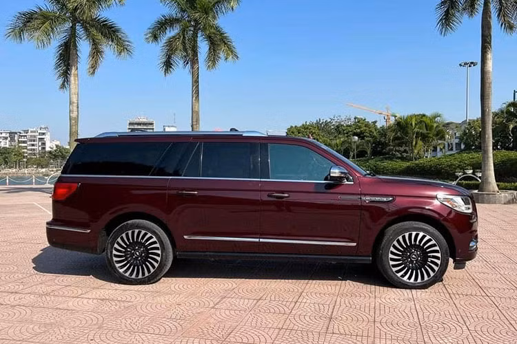 Không chỉ được các đại gia ở 1 số thành phố lớn ưa chuộng, dòng xe SUV hạng sang Lincoln Navigator, đặc biệt là phiên bản Black Label L còn được các doanh nhân ở một số tỉnh thành bỏ ra số tiền không dưới 10 tỷ đồng để mua về trải nghiệm.