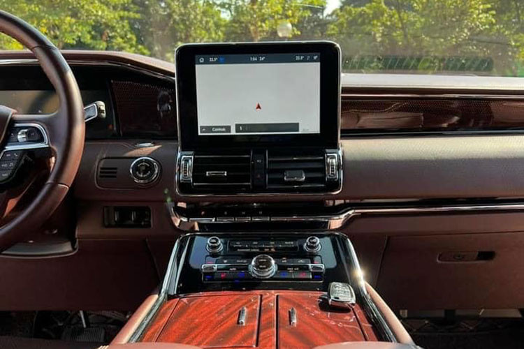 Hàng ghế sau được trang bị thêm 2 màn hình có kích thước 10 inch, ghế trước có tính năng làm mát, sưởi ấm và masagge. Các công nghệ an toàn có trên xe bao gồm hiển thị thông tin trên kính lái HUD, hỗ trợ cảnh báo điểm mù, camera 360 độ, chiếu sáng thích ứng trong đêm, cảnh báo va chạm phía trước...