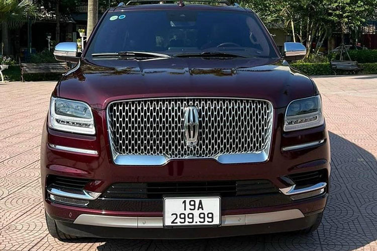Trong số này, có lẽ nhiều người không quên hình ảnh 1 chiếc SUV cỡ lớn Lincoln Navigator Black Label L màu tím vỏ nho đã được vận chuyển về tỉnh thành Phú Thọ và nhanh chóng được chủ nhân cho đi bấm biển số với dãy số đáng thèm khát của tứ quý 9.