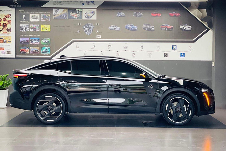 Cụ thể, giá xe Peugeot 408 bản Allure, Premium và GT hiện tại tương ứng là 1,019 tỷ, 1,119 tỷ và 1,269 tỷ đồng. So với mức niêm yết ban đầu, giá của cả 3 phiên bản Peugeot 408 tăng 20 triệu đồng.