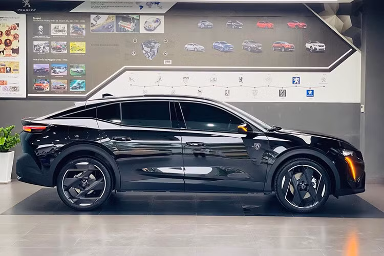 Cụ thể, giá xe Peugeot 408 bản Allure, Premium và GT hiện tại tương ứng là 1,019 tỷ, 1,119 tỷ và 1,269 tỷ đồng. So với mức niêm yết ban đầu, giá của cả 3 phiên bản Peugeot 408 tăng 20 triệu đồng.