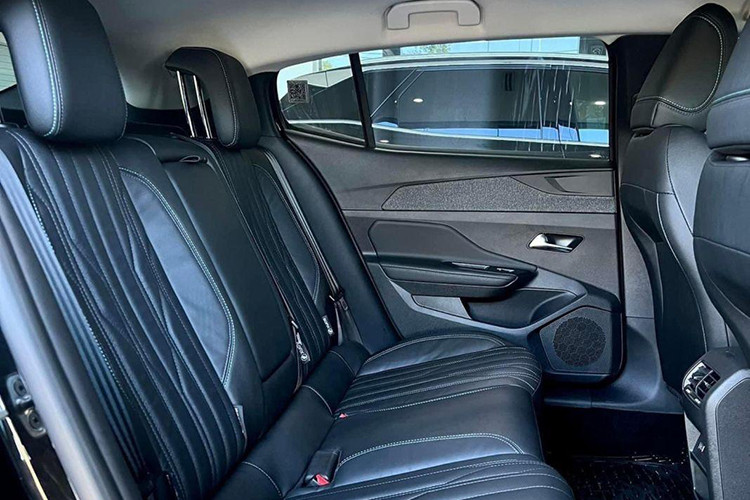 Sở hữu kích thước vượt trội với chiều dài tổng thể lớn đến 4.687 mm với trục cơ sở dài 2.787 mm, Peugeot 408 có không gian bên trong rộng rãi. Ghế trước được thiết kế theo phong cách xe hiệu suất cao cho tư thế ngồi thoải mái, năng động. Khoang hành lý có dung tích lớn lên đến 536L và có thể tăng gấp 3 lần khi gập hàng ghế sau. 