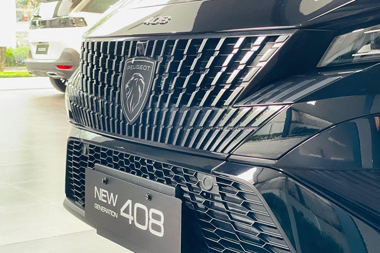 Trừ giá bán, trang bị của Peugeot 408 tại Việt Nam không có gì thay đổi. Được định vị trong phân khúc SUV cỡ C, mẫu xe này sở hữu kích thước dài x rộng x cao lần lượt là 4.690 x 1.859 x 1.480 mm và chiều dài cơ sở 2.787 mm. So với các mẫu SUV cỡ C điển hình như Mazda CX-5 hay Honda CR-V, tân binh nhà Peugeot có kích thước nhỉnh hơn.