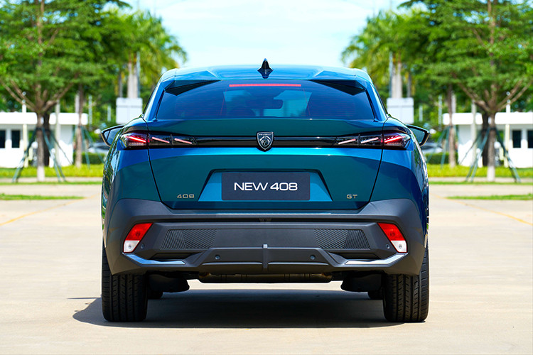 Dù ở phiên bản nào, xe cũng dùng động cơ xăng 1.6 Turbo Puretech với công suất tối đa 218 mã lực và mô-men xoắn cực đại 300 Nm. Động cơ này đồng hành cùng hộp số tự động 8 cấp với lẫy chuyển số sau vô lăng, giúp xe tăng tốc từ 0-100 km/h trong 8,8 giây.