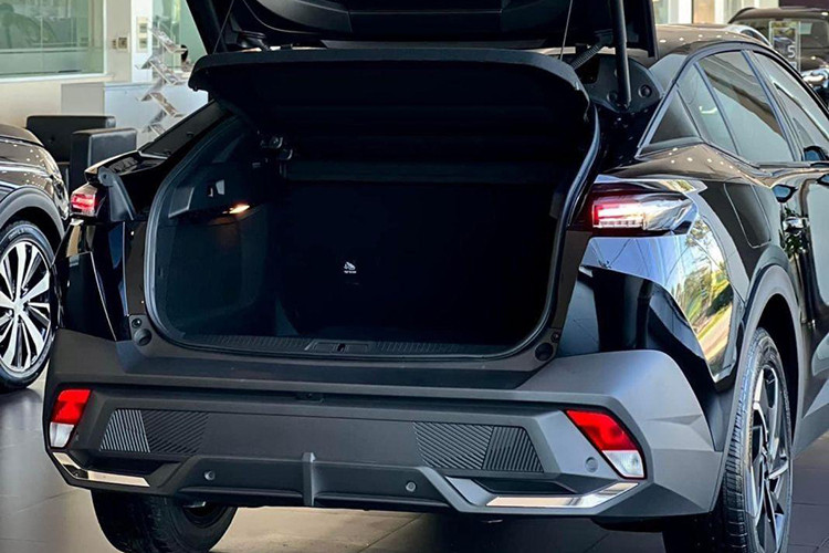 Ở bản thấp, mẫu xe này sẽ dùng đèn pha LED tự động bật/tắt, vành hợp kim 18 inch và cửa cốp đóng/mở chỉnh điện thông thường. Trong khi đó, bản GT cao cấp nhất dùng đèn pha Matrix LED với tính năng tự động cân bằng góc chiếu, vành hợp kim 20 inch và cửa cốp tích hợp cảm biến đá cốp.