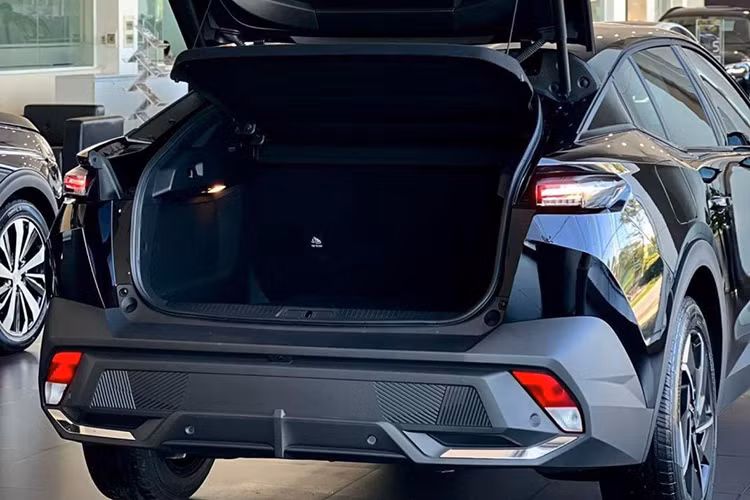 Ở bản thấp, mẫu xe này sẽ dùng đèn pha LED tự động bật/tắt, vành hợp kim 18 inch và cửa cốp đóng/mở chỉnh điện thông thường. Trong khi đó, bản GT cao cấp nhất dùng đèn pha Matrix LED với tính năng tự động cân bằng góc chiếu, vành hợp kim 20 inch và cửa cốp tích hợp cảm biến đá cốp.