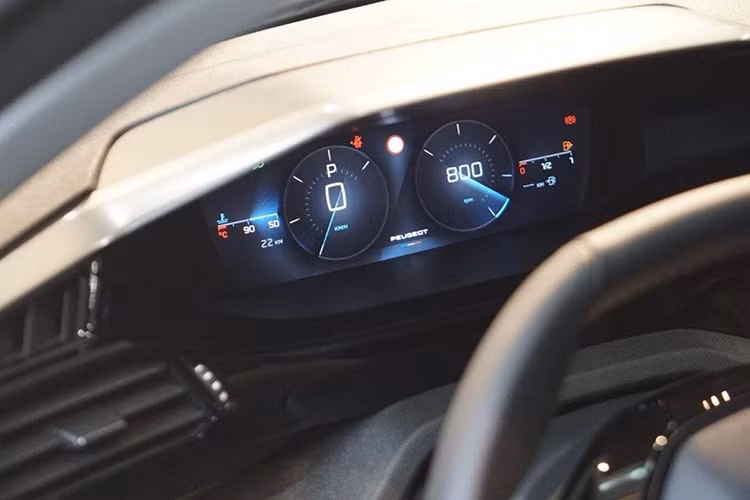 Những trang bị nội thất tiêu chuẩn đáng chú ý của xe bao gồm ghế bọc da, bảng đồng hồ kỹ thuật số và màn hình cảm ứng trung tâm 10 inch. Bản cao cấp nhất sẽ được bổ sung ghế trước bọc da Nappa tích hợp tính năng massage, 2 màn hình trung tâm và hệ thống âm thanh Focal 10 loa. 