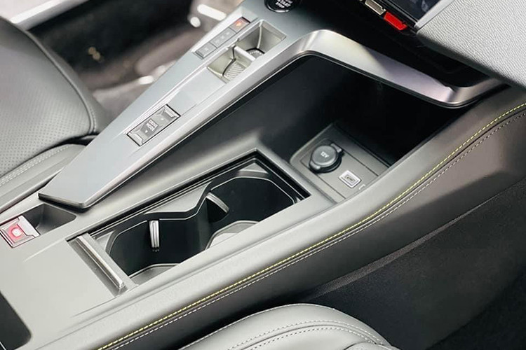 Peugeot 408 được phát triển trên nền tảng khung gầm thế hệ mới cứng vững, sử dụng vật liệu chuyên dụng mới tại các khu vực trọng yếu giúp xe giảm trọng lượng, gia tăng khả năng cách âm và mang đến sự ổn định cho phần thân xe, đáp ứng yêu cầu vận hành hiệu suất cao. 