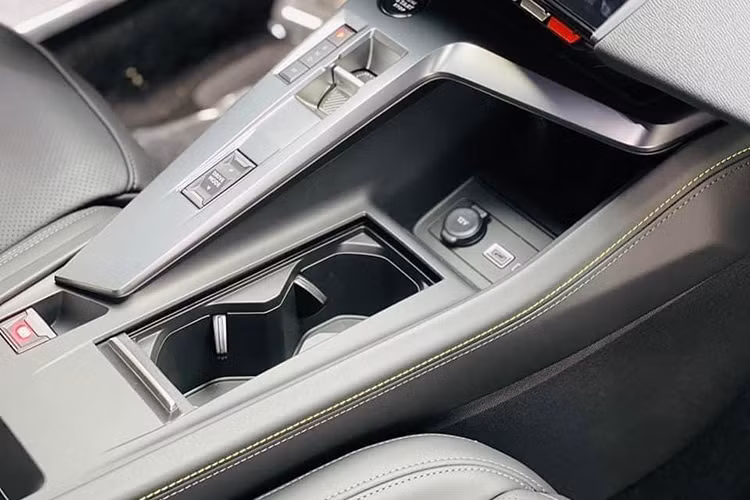 Peugeot 408 được phát triển trên nền tảng khung gầm thế hệ mới cứng vững, sử dụng vật liệu chuyên dụng mới tại các khu vực trọng yếu giúp xe giảm trọng lượng, gia tăng khả năng cách âm và mang đến sự ổn định cho phần thân xe, đáp ứng yêu cầu vận hành hiệu suất cao. 