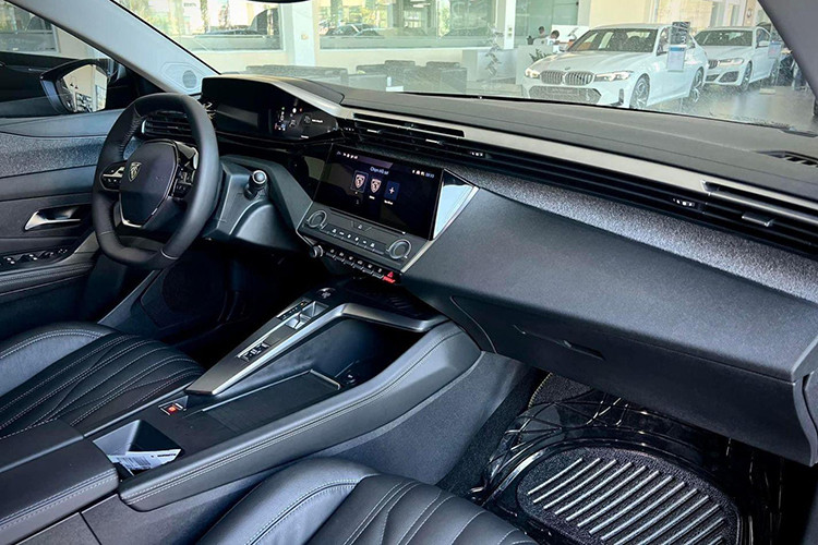 Bên trong xe, Peugeot 408 được thiết kế theo ngôn ngữ Peugeot New i-cockpit với tầm quan sát rộng và hiển thị 3D trực quan. Thêm vào đó là khu vực điều khiển trung tâm thiết kế phẳng, vô lăng nhỏ gọn, linh hoạt và màn hình cảm ứng trung tâm hướng về phía người lái.