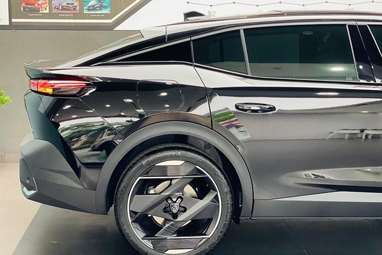 Được phát triển dựa trên cơ sở gầm bệ khác biệt với người anh em cùng phân khúc là Peugeot 3008, mẫu xe này gây ấn tượng với thiết kế SUV lai Coupe phong cách hơn. Bên cạnh đó, xe còn có những nét thiết kế đặc trưng của thương hiệu Pháp như lưới tản nhiệt tràn viền hay hệ thống đèn LED có hình dạng răng nanh và móng vuốt sư tử.