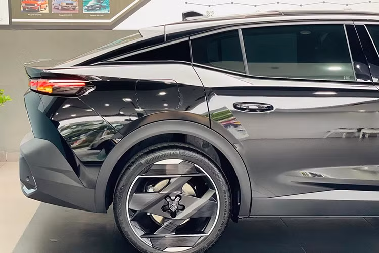 Được phát triển dựa trên cơ sở gầm bệ khác biệt với người anh em cùng phân khúc là Peugeot 3008, mẫu xe này gây ấn tượng với thiết kế SUV lai Coupe phong cách hơn. Bên cạnh đó, xe còn có những nét thiết kế đặc trưng của thương hiệu Pháp như lưới tản nhiệt tràn viền hay hệ thống đèn LED có hình dạng răng nanh và móng vuốt sư tử.